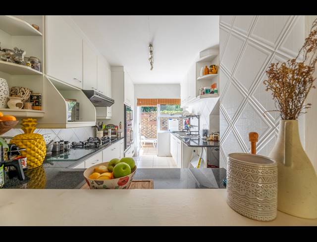 3 BEDROOM APARTMENT FOR SALE IN BRYANSTON
